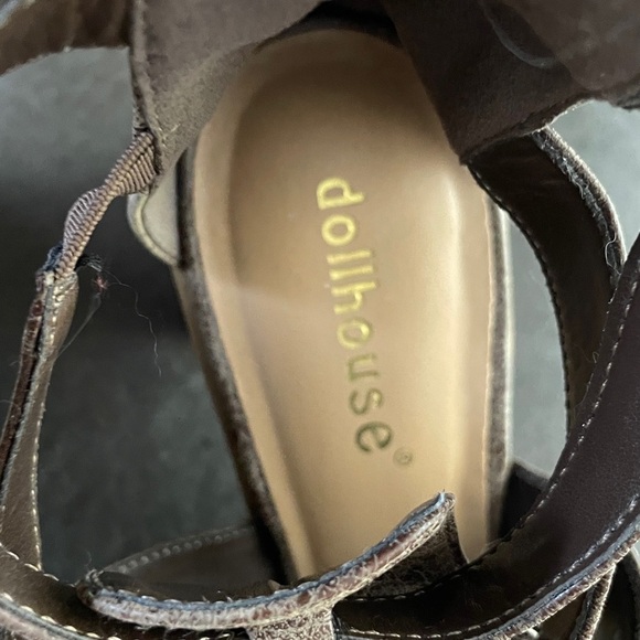 Dollhouse Womens Brown Faux
Leather Block Heels
NWOT - Picture 7 of 8